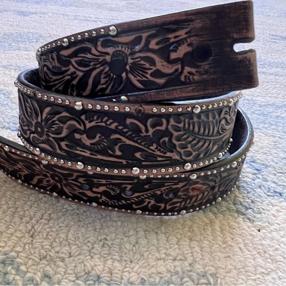TONY LAMA STUDDED TOOLED LEATHER BELT SIZE 38 - Picture 1 of 8